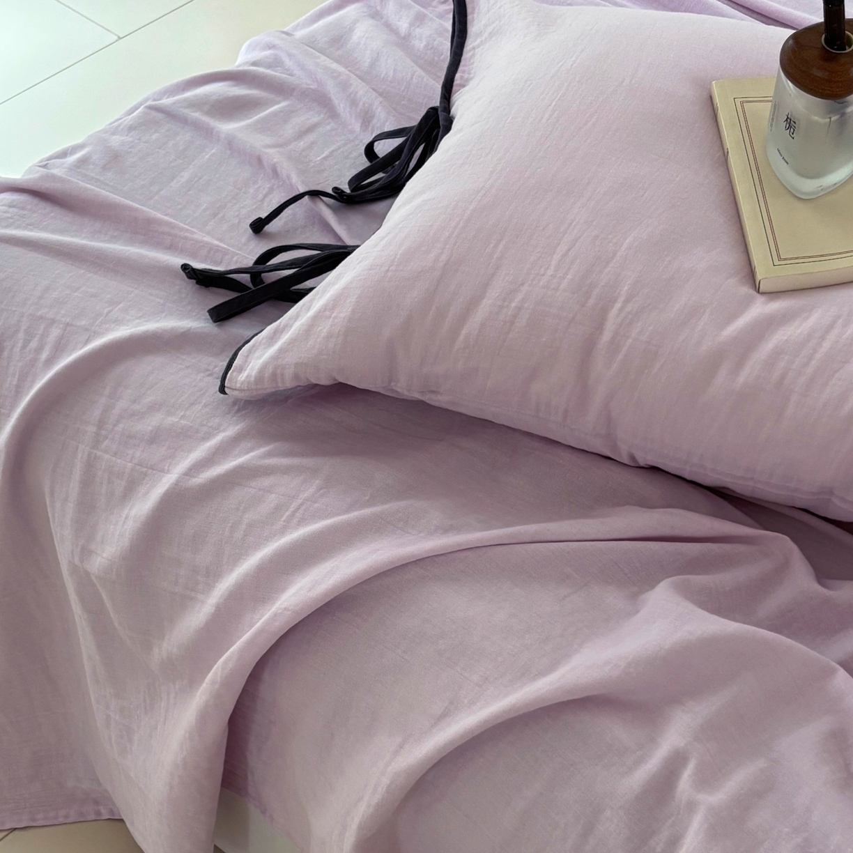 91家纺网 家纺一手货源 找家纺 FORTWO家纺原创设计（FOR TWO家纺） 2025新款40支双层纱撞色包边蝴蝶结款单床单-海盐 海盐-樱落紫
