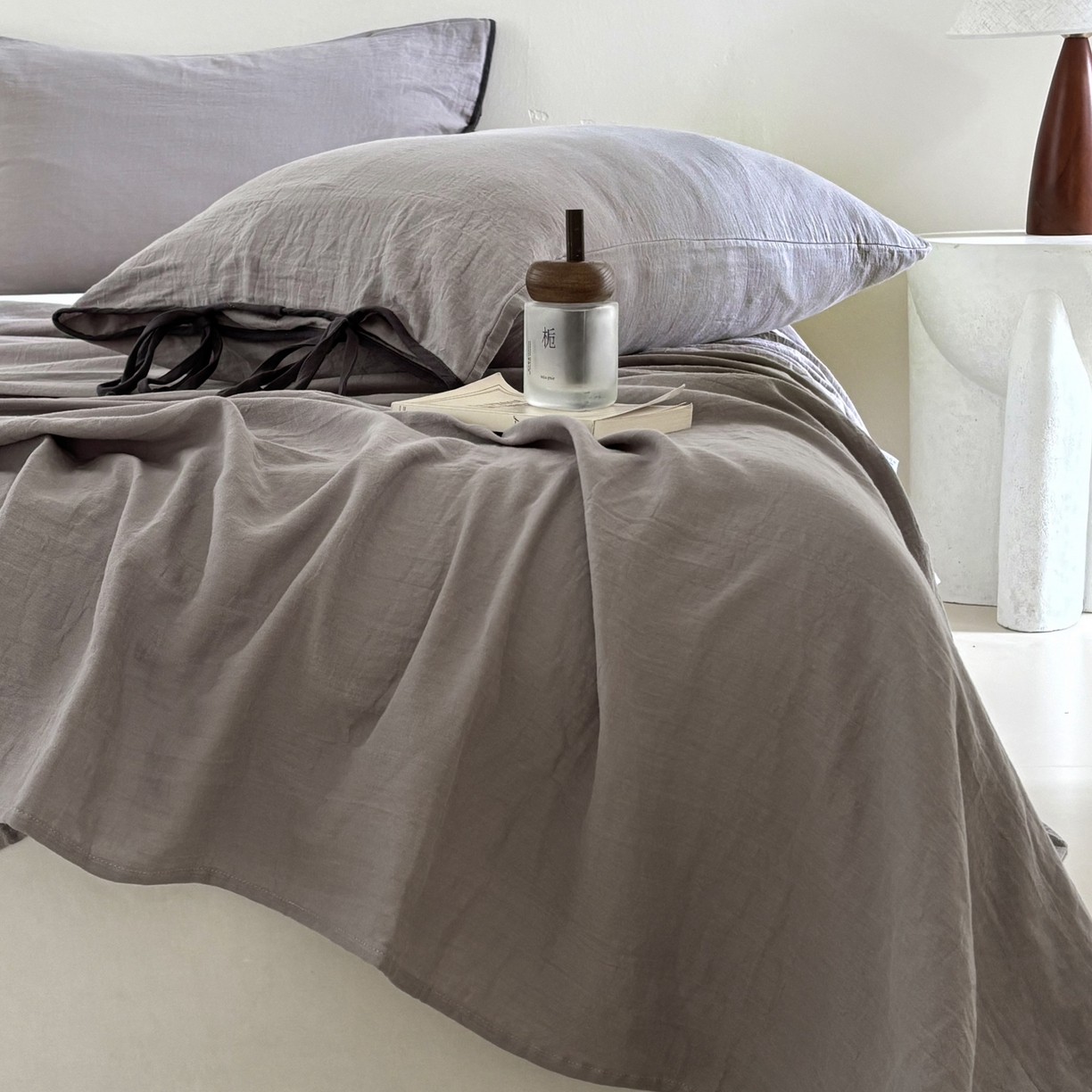 91家纺网 家纺一手货源 找家纺 FORTWO家纺原创设计（FOR TWO家纺） 2025新款40支双层纱撞色包边蝴蝶结款单床单-海盐 海盐-冰川灰