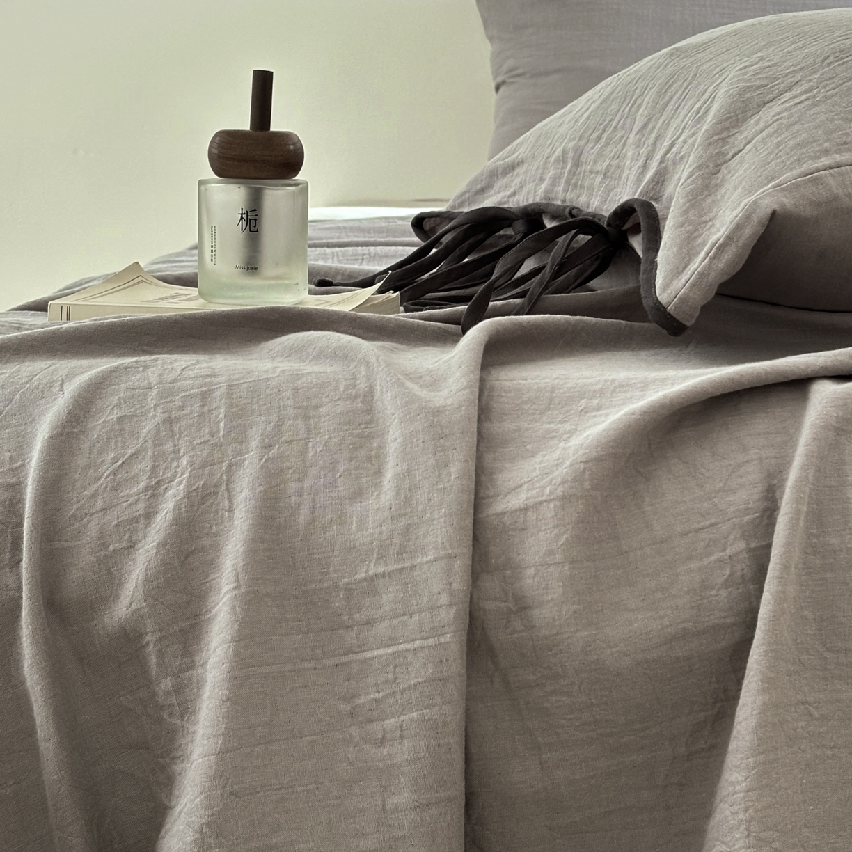 91家纺网 家纺一手货源 找家纺 FORTWO家纺原创设计（FOR TWO家纺） 2025新款40支双层纱撞色包边蝴蝶结款单床单-海盐 海盐-冰川灰