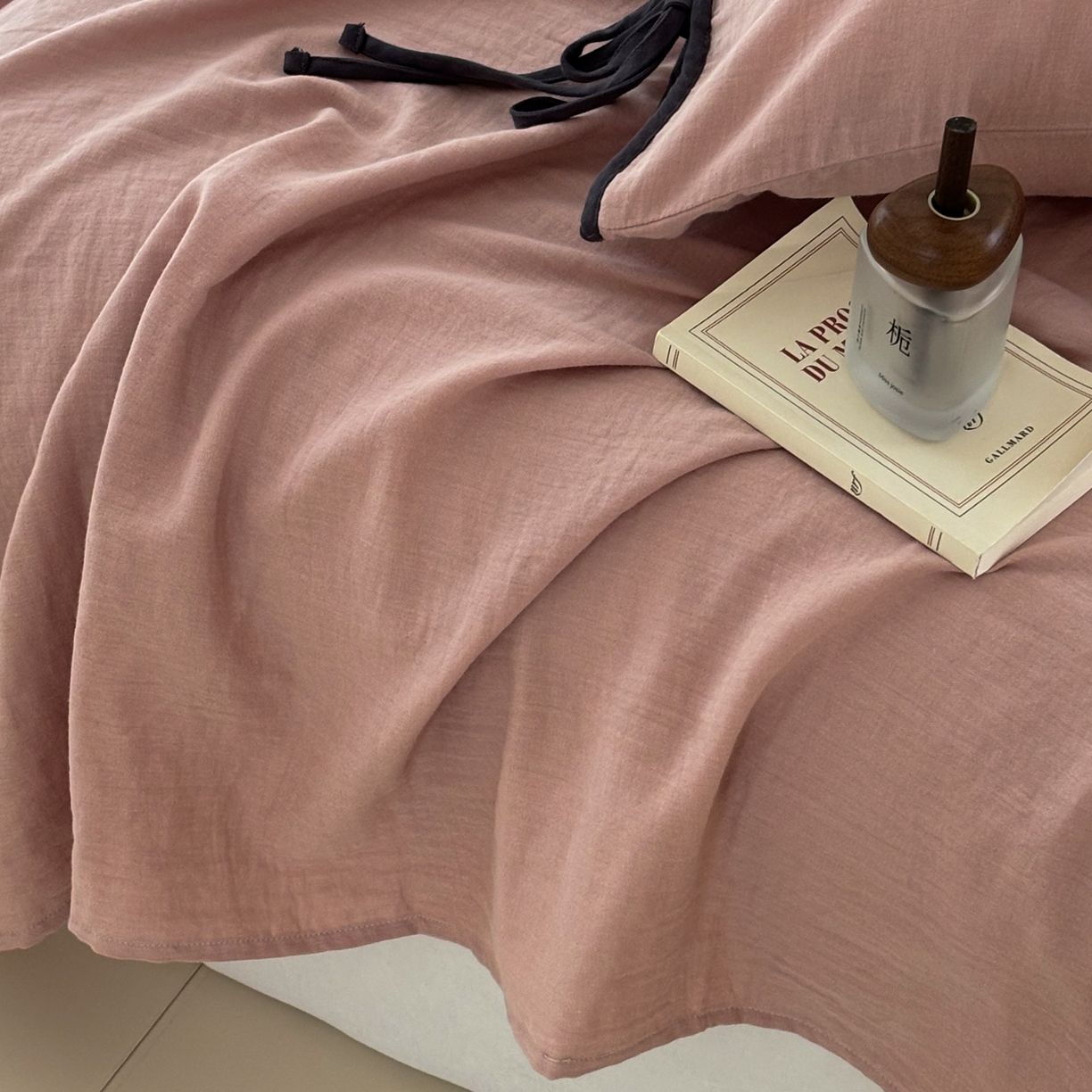 91家纺网 家纺一手货源 找家纺 FORTWO家纺原创设计（FOR TWO家纺） 2025新款40支双层纱撞色包边蝴蝶结款单床单-海盐 海盐-红茶