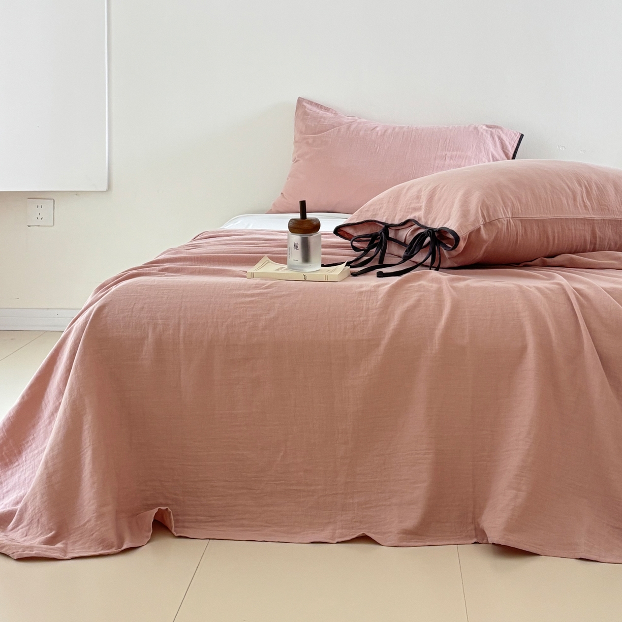 91家纺网 家纺一手货源 找家纺 FORTWO家纺原创设计（FOR TWO家纺） 2025新款40支双层纱撞色包边蝴蝶结款单床单-海盐 海盐-红茶