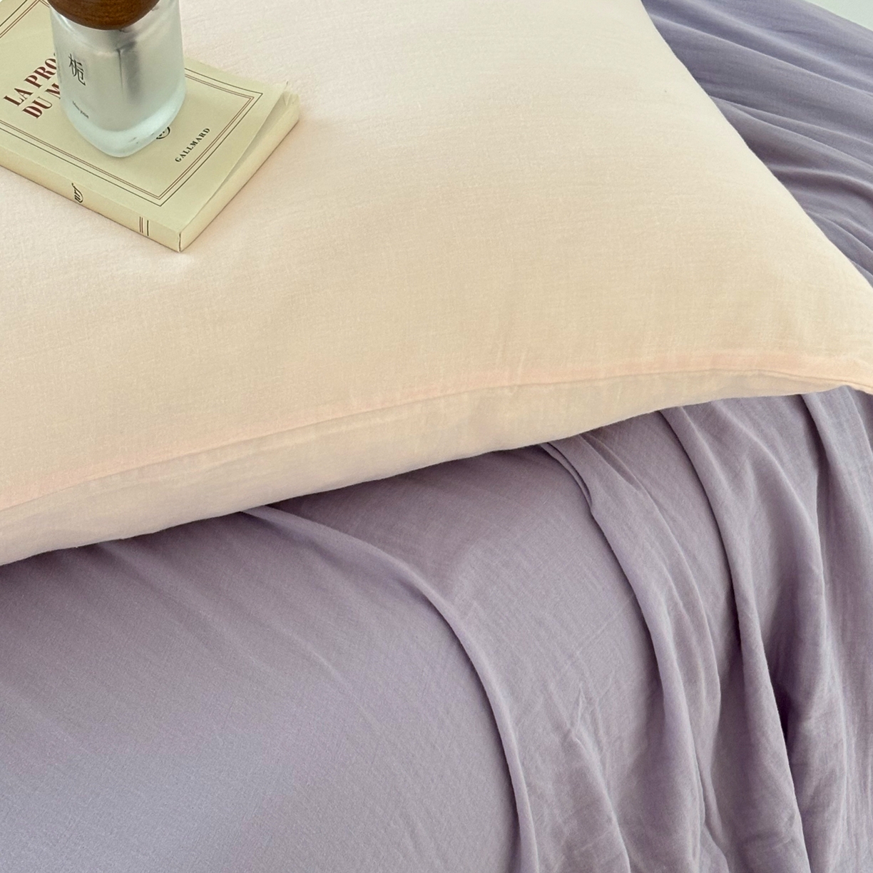 91家纺网 家纺一手货源 找家纺 FORTWO家纺原创设计（FOR TWO家纺） 2025新款40支双层纱撞色包边蝴蝶结款单床单-海盐 海盐-竹桃粉紫