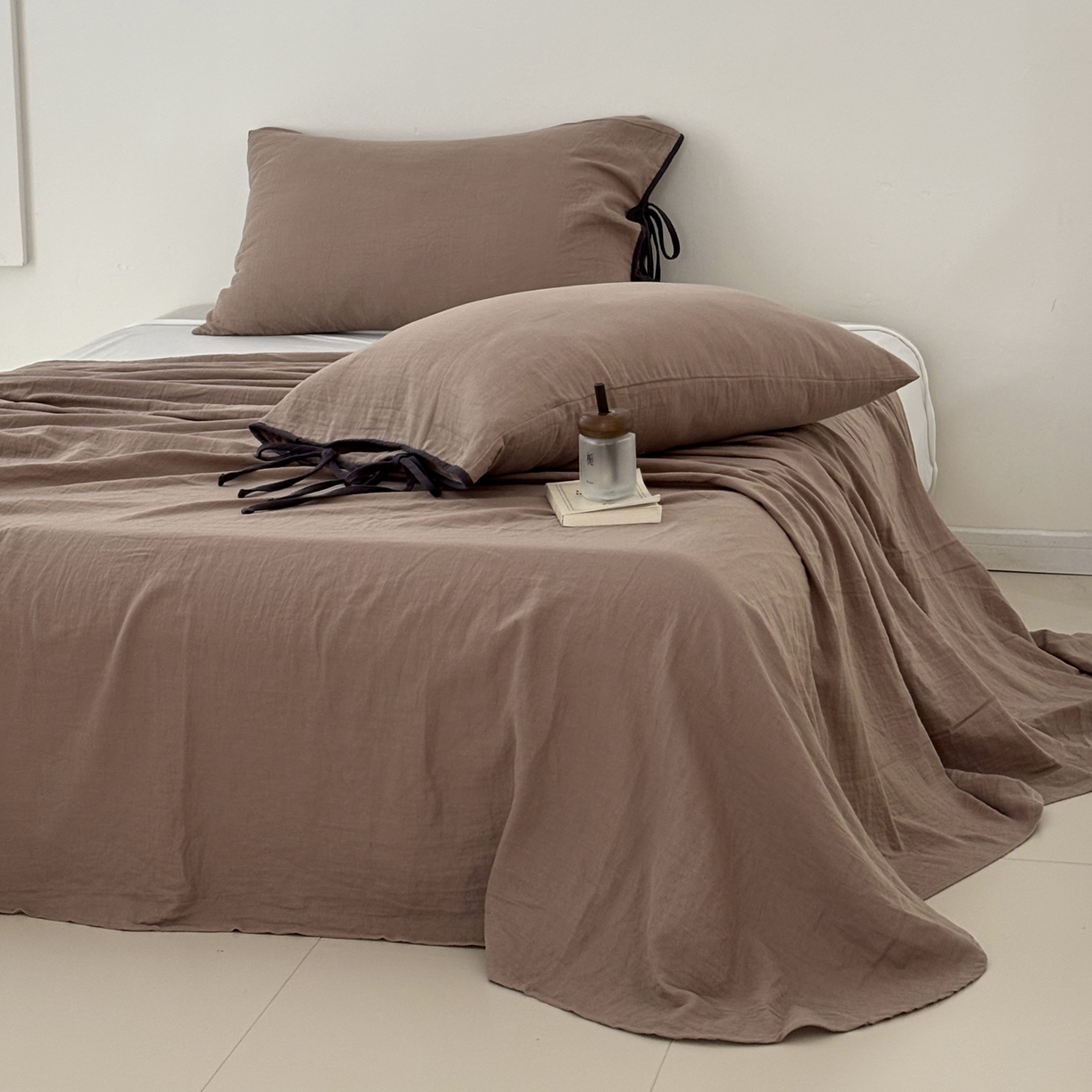 91家纺网 家纺一手货源 找家纺 FORTWO家纺原创设计（FOR TWO家纺） 2025新款40支双层纱撞色包边蝴蝶结款单床单-海盐 海盐-黑巧