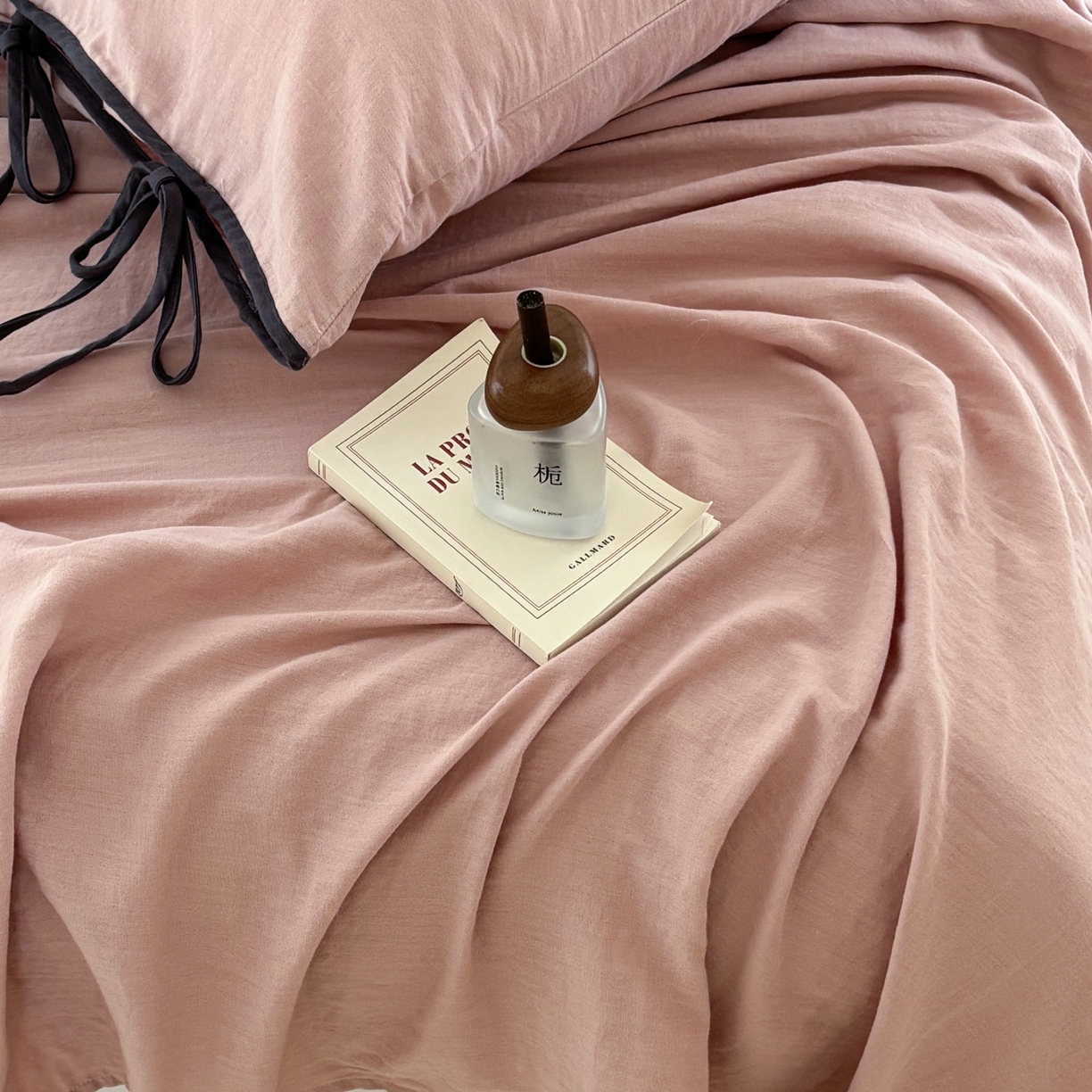 91家纺网 家纺一手货源 找家纺 FORTWO家纺原创设计（FOR TWO家纺） 2025新款40支双层纱撞色包边蝴蝶结款单床单-海盐 海盐-红茶