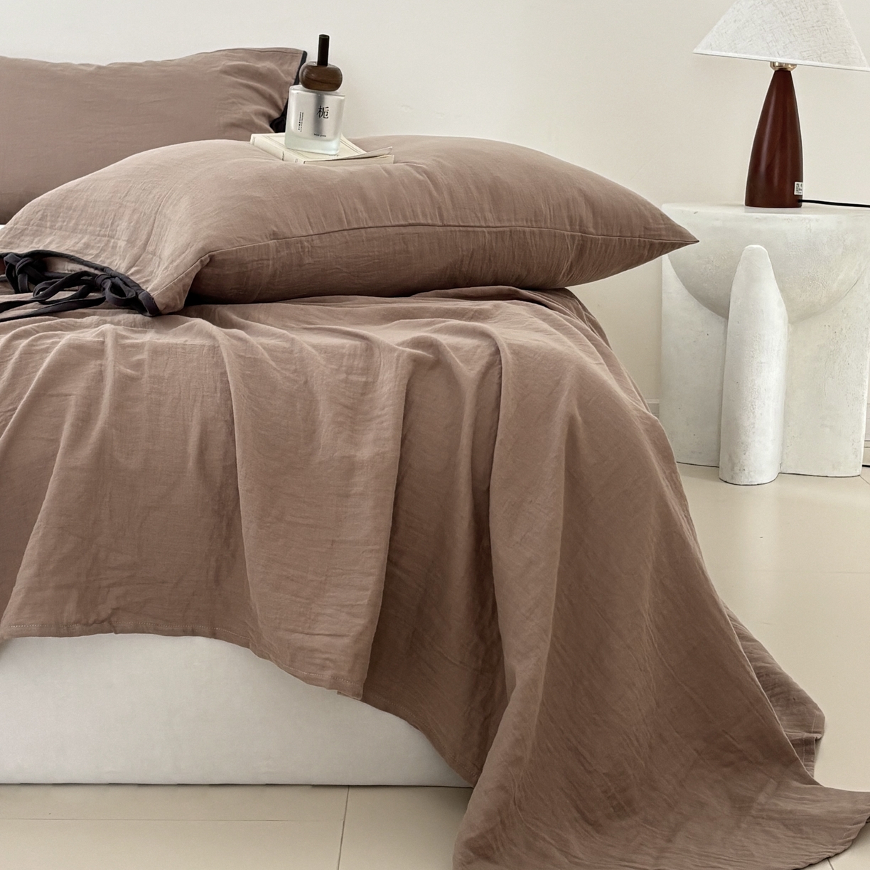 91家纺网 家纺一手货源 找家纺 FORTWO家纺原创设计（FOR TWO家纺） 2025新款40支双层纱撞色包边蝴蝶结款单床单-海盐 海盐-黑巧