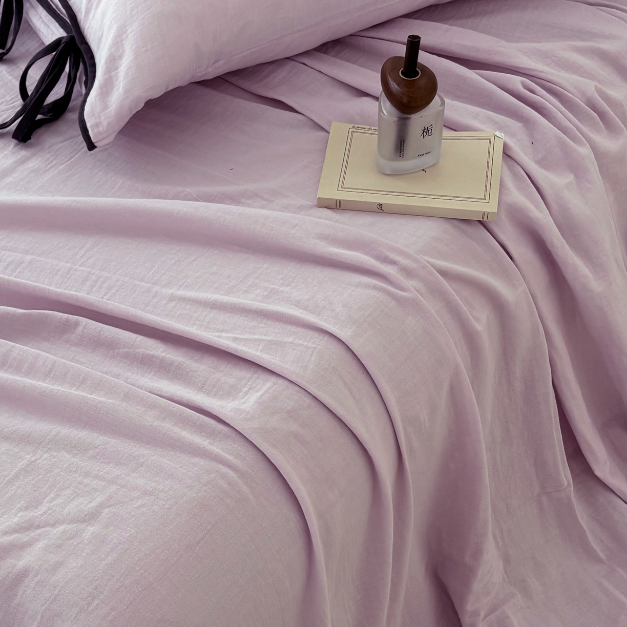 91家纺网 家纺一手货源 找家纺 FORTWO家纺原创设计（FOR TWO家纺） 2025新款40支双层纱撞色包边蝴蝶结款单床单-海盐 海盐-樱落紫