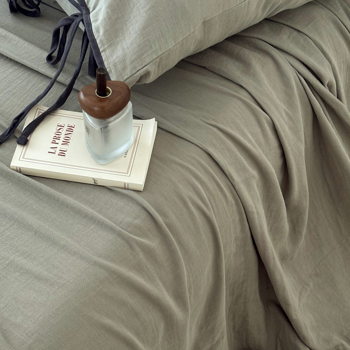 91家纺网 家纺一手货源 找家纺 FORTWO家纺原创设计（FOR TWO家纺） 2025新款40支双层纱撞色包边蝴蝶结款单床单-海盐 海盐-青石绿