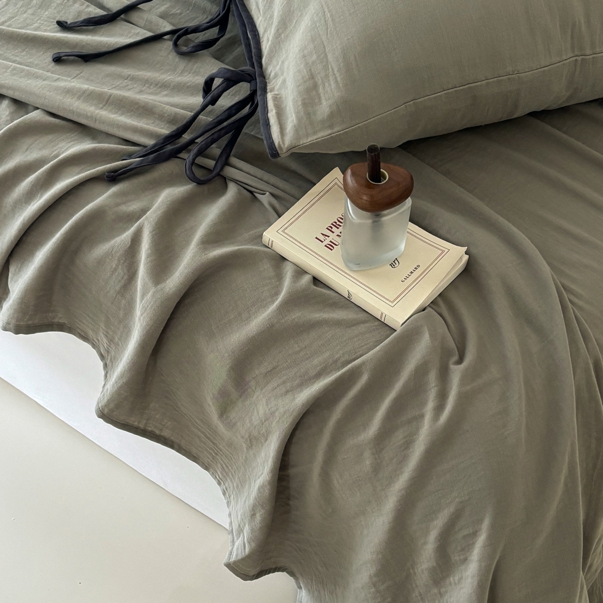 91家纺网 家纺一手货源 找家纺 FORTWO家纺原创设计（FOR TWO家纺） 2025新款40支双层纱撞色包边蝴蝶结款单床单-海盐 海盐-青石绿