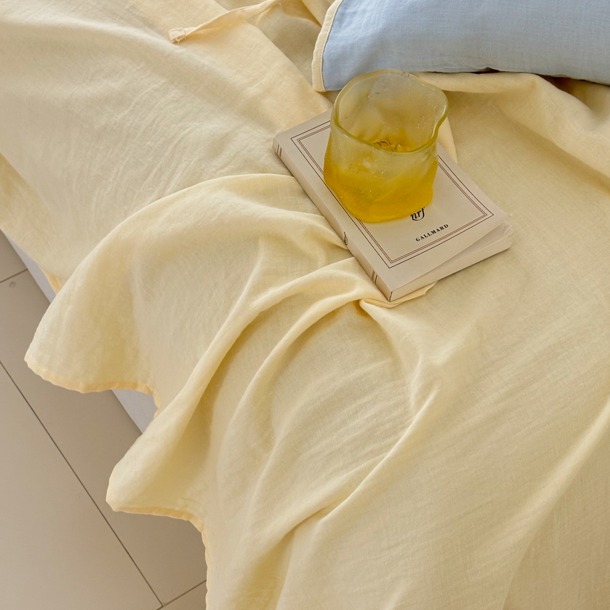 91家纺网 家纺一手货源 找家纺 FORTWO家纺原创设计（FOR TWO家纺） 2025新款40支双层纱撞色包边蝴蝶结款单床单-海盐 海盐-水蓝黄