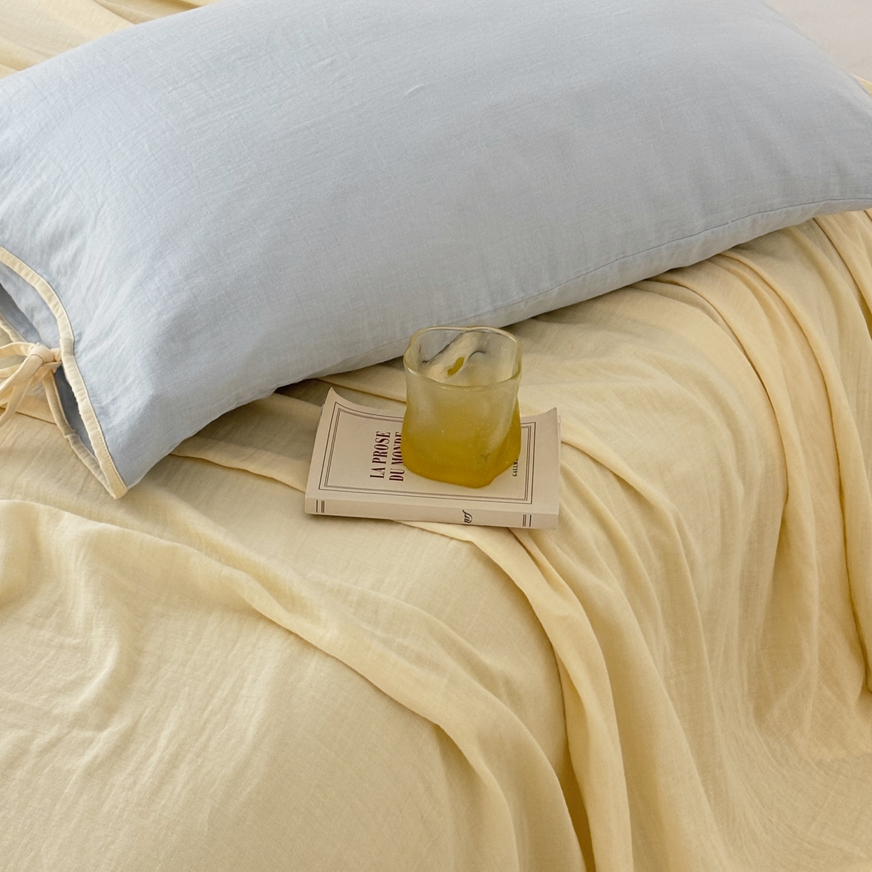 91家纺网 家纺一手货源 找家纺 FORTWO家纺原创设计（FOR TWO家纺） 2025新款40支双层纱撞色包边蝴蝶结款单床单-海盐 海盐-水蓝黄