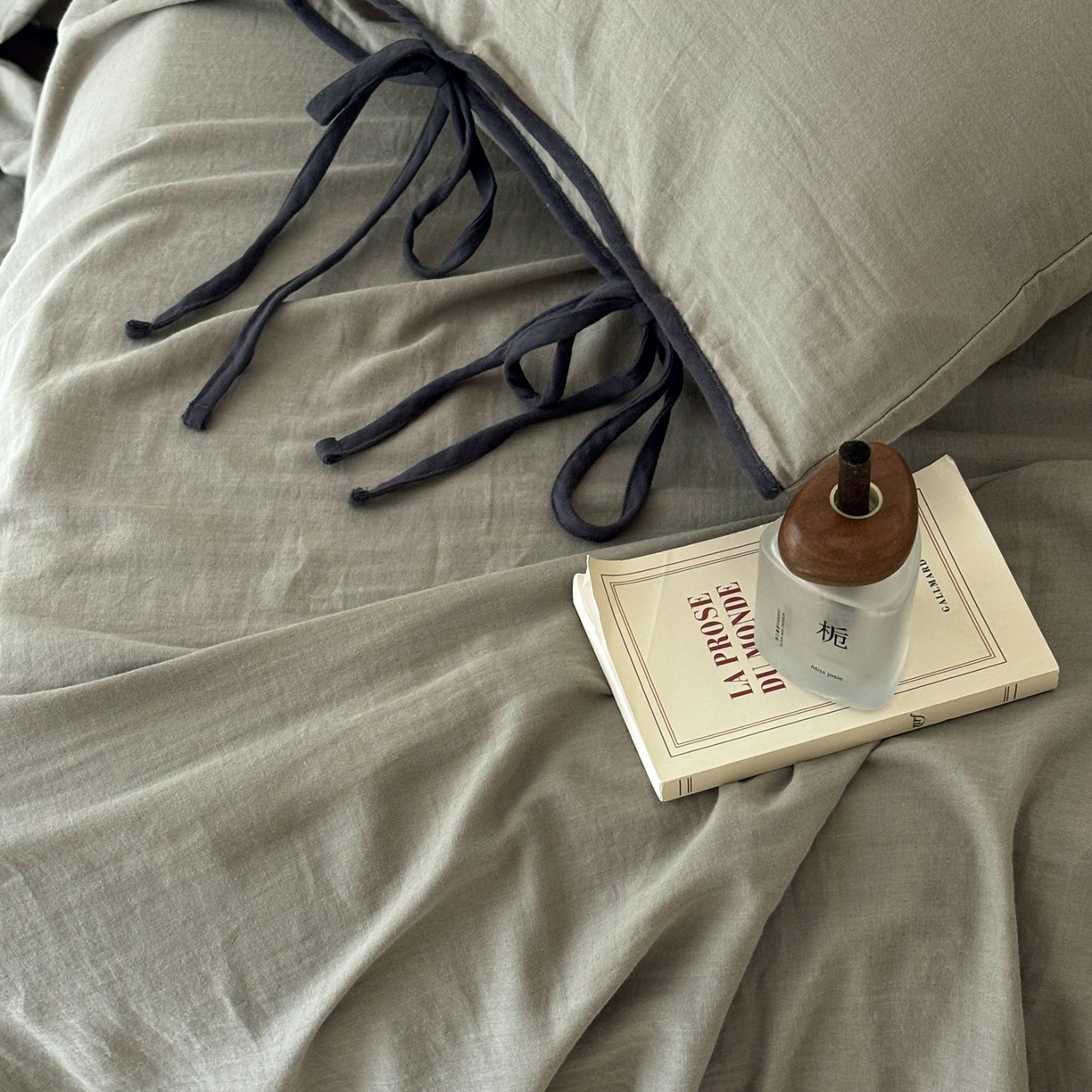 91家纺网 家纺一手货源 找家纺 FORTWO家纺原创设计（FOR TWO家纺） 2025新款40支双层纱撞色包边蝴蝶结款单床单-海盐 海盐-青石绿