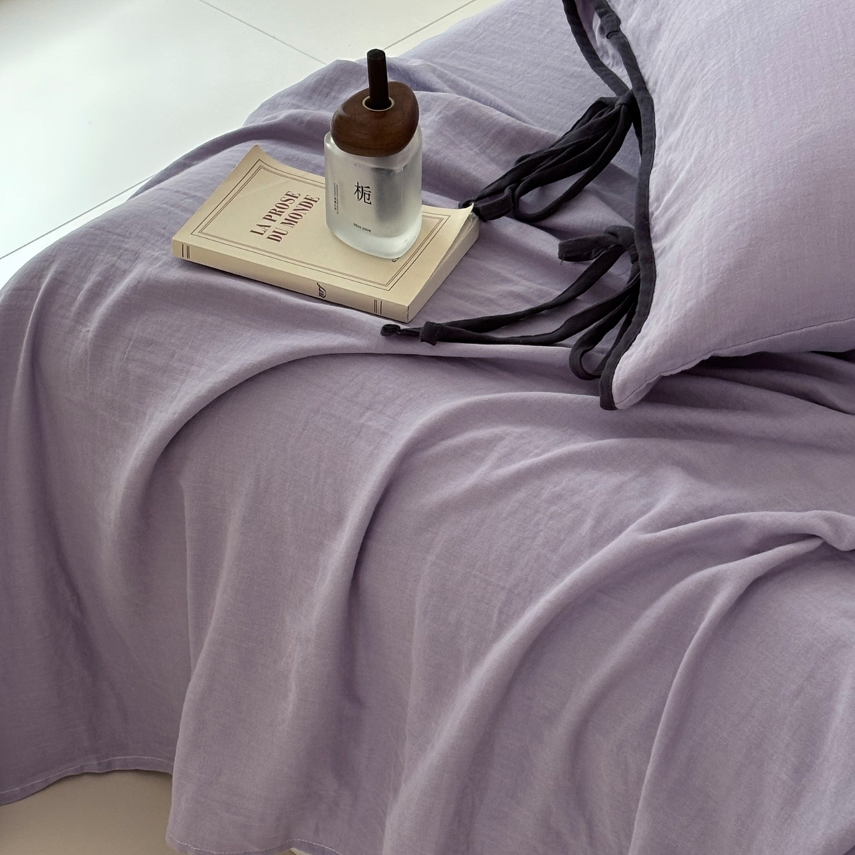 91家纺网 家纺一手货源 找家纺 FORTWO家纺原创设计（FOR TWO家纺） 2025新款40支双层纱撞色包边蝴蝶结款单床单-海盐 海盐-木槿紫
