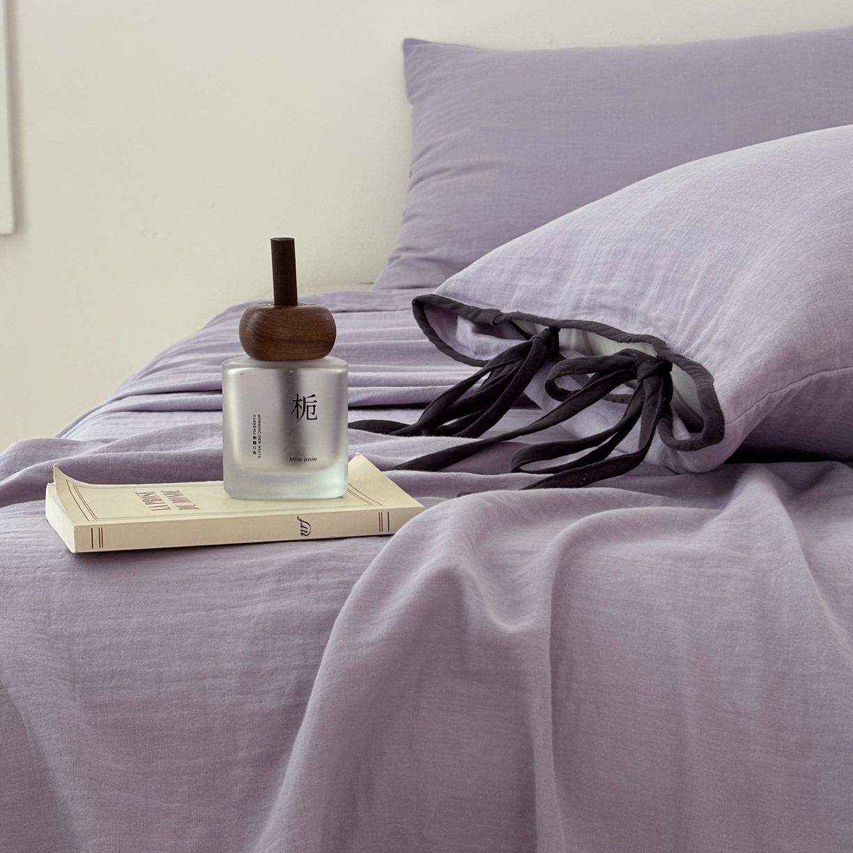 91家纺网 家纺一手货源 找家纺 FORTWO家纺原创设计（FOR TWO家纺） 2025新款40支双层纱撞色包边蝴蝶结款单床单-海盐 海盐-木槿紫