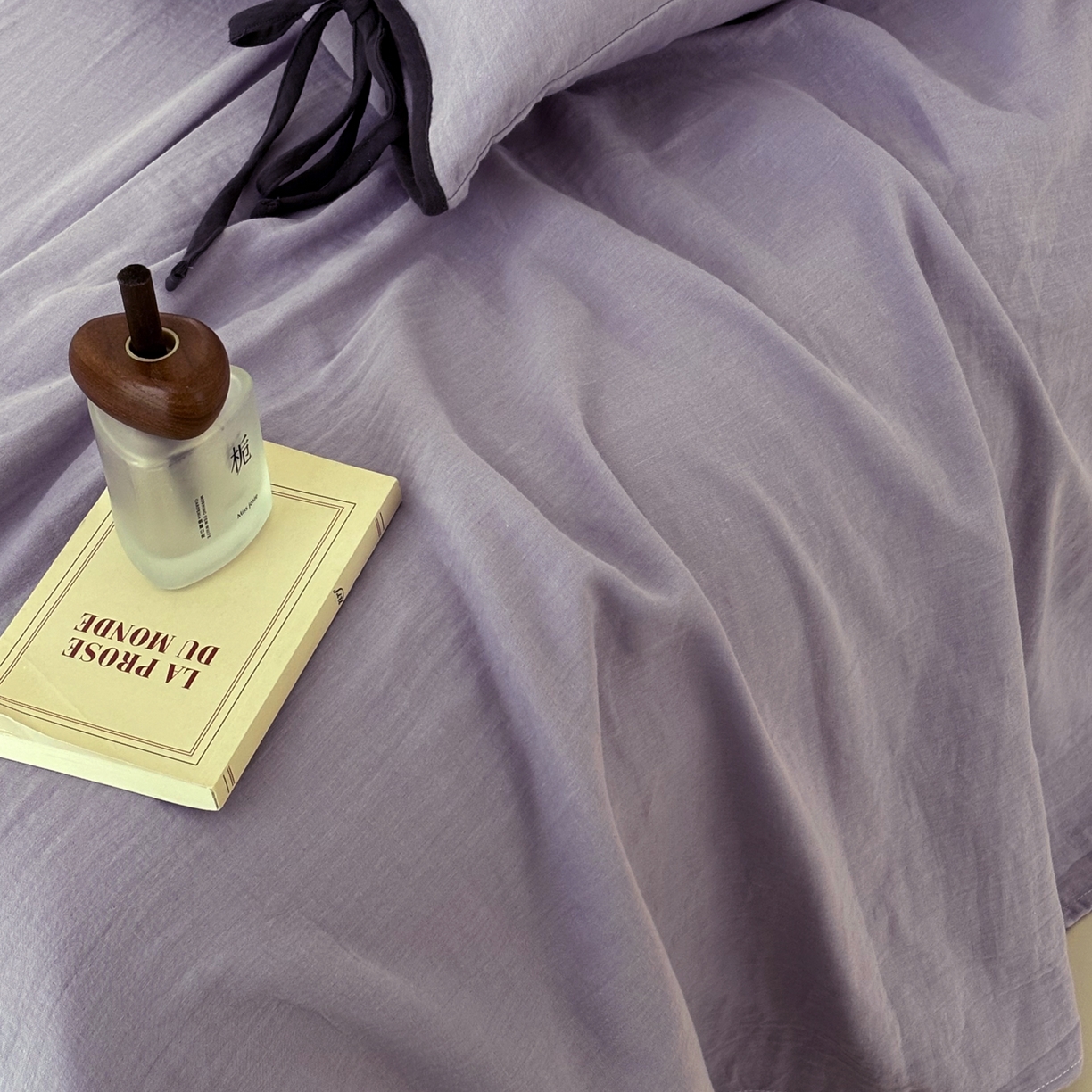 91家纺网 家纺一手货源 找家纺 FORTWO家纺原创设计（FOR TWO家纺） 2025新款40支双层纱撞色包边蝴蝶结款单床单-海盐 海盐-木槿紫