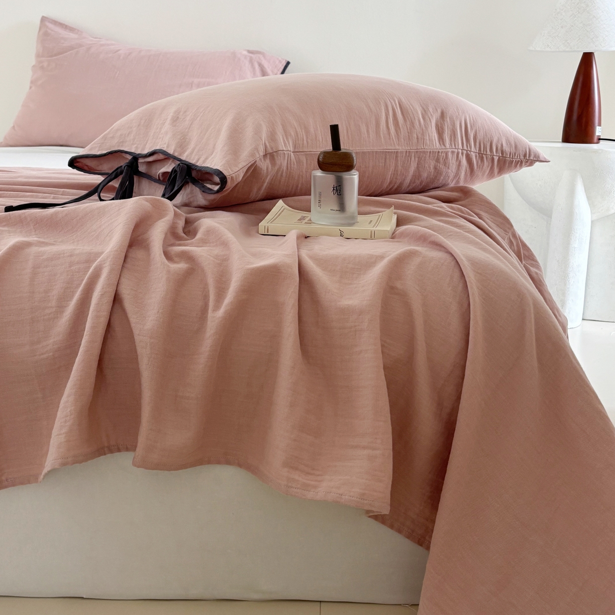 91家纺网 家纺一手货源 找家纺 FORTWO家纺原创设计（FOR TWO家纺） 2025新款40支双层纱撞色包边蝴蝶结款单床单-海盐 海盐-红茶