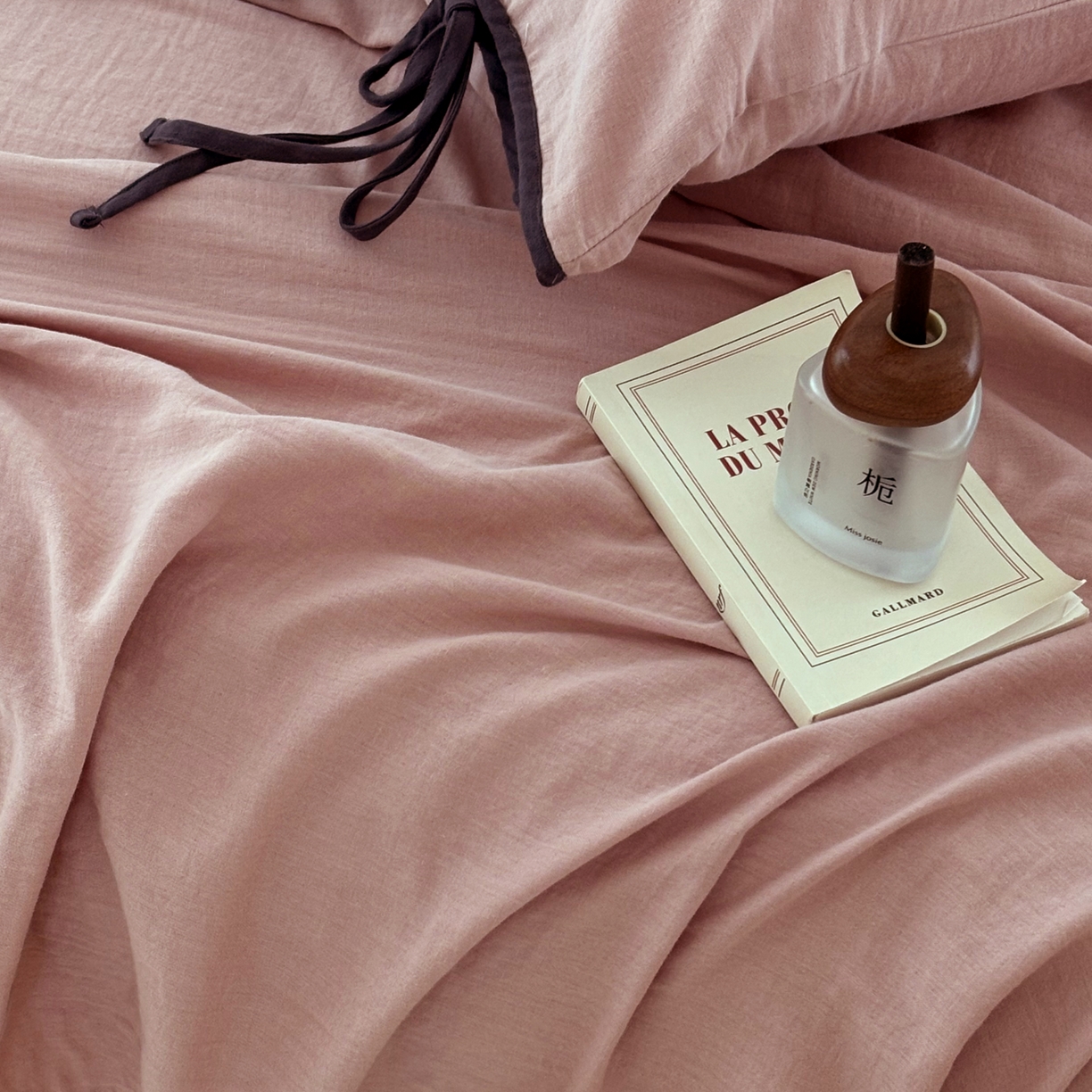 91家纺网 家纺一手货源 找家纺 FORTWO家纺原创设计（FOR TWO家纺） 2025新款40支双层纱撞色包边蝴蝶结款单床单-海盐 海盐-红茶