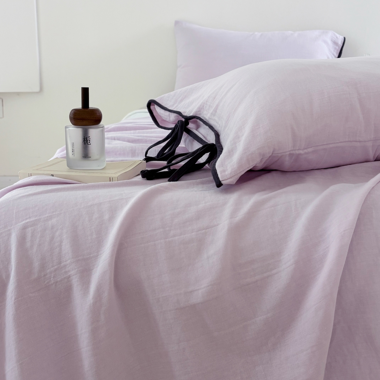 91家纺网 家纺一手货源 找家纺 FORTWO家纺原创设计（FOR TWO家纺） 2025新款40支双层纱撞色包边蝴蝶结款单床单-海盐 海盐-樱落紫