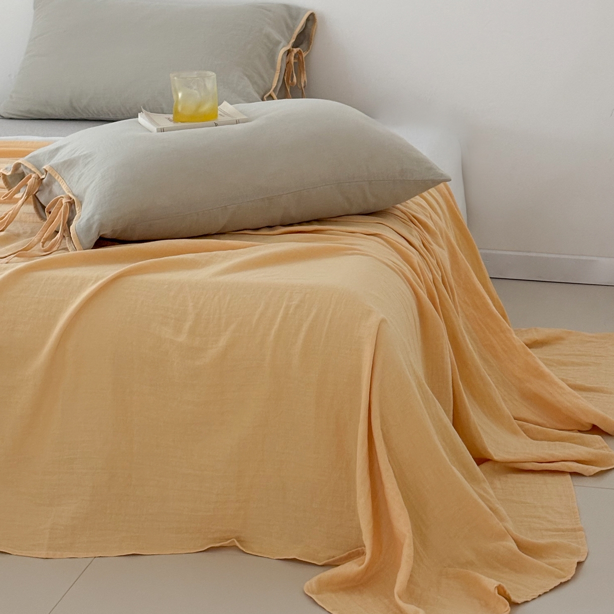 91家纺网 家纺一手货源 找家纺 FORTWO家纺原创设计（FOR TWO家纺） 2025新款40支双层纱撞色包边蝴蝶结款单床单-海盐 海盐-蜜豆绿黄