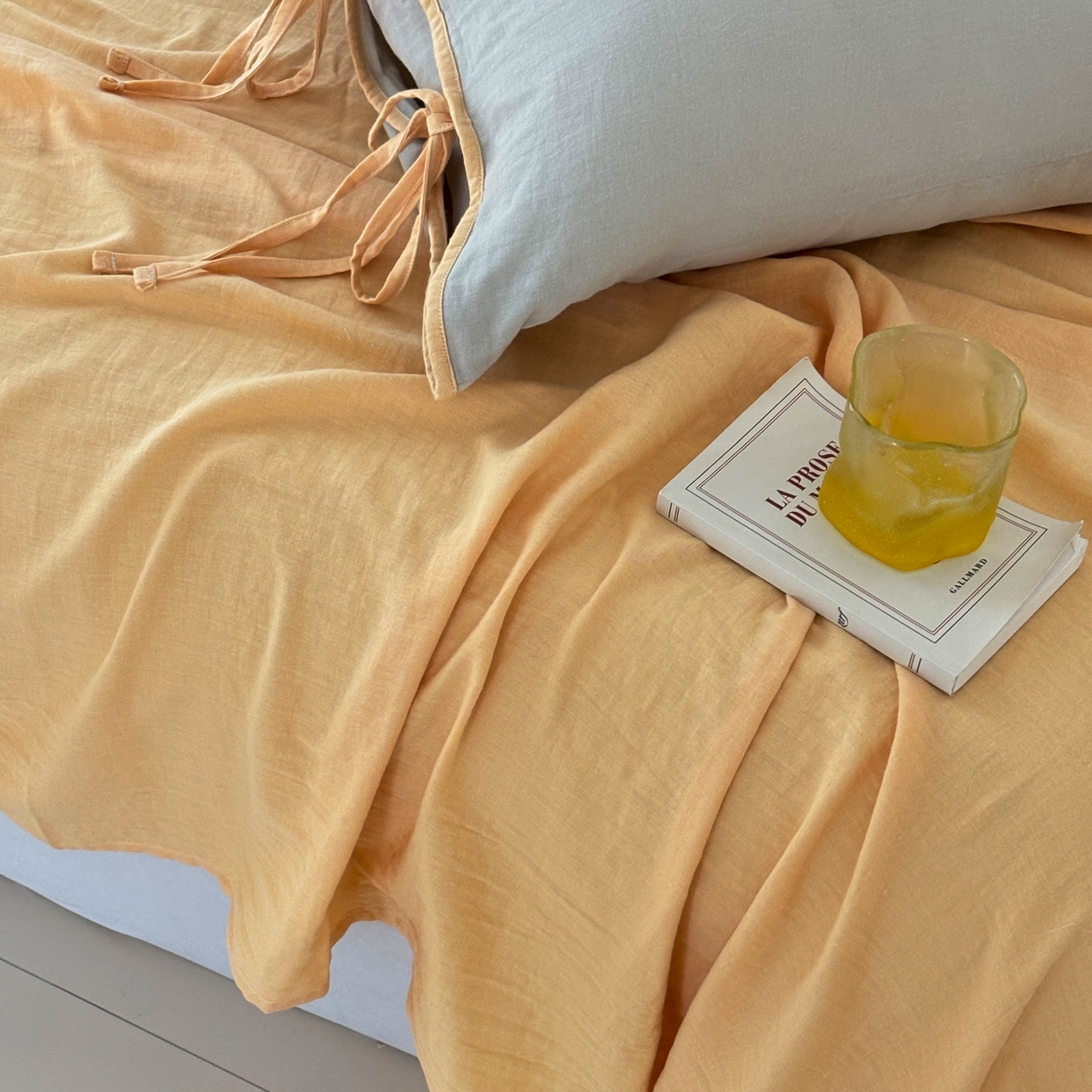 91家纺网 家纺一手货源 找家纺 FORTWO家纺原创设计（FOR TWO家纺） 2025新款40支双层纱撞色包边蝴蝶结款单床单-海盐 海盐-蜜豆绿黄