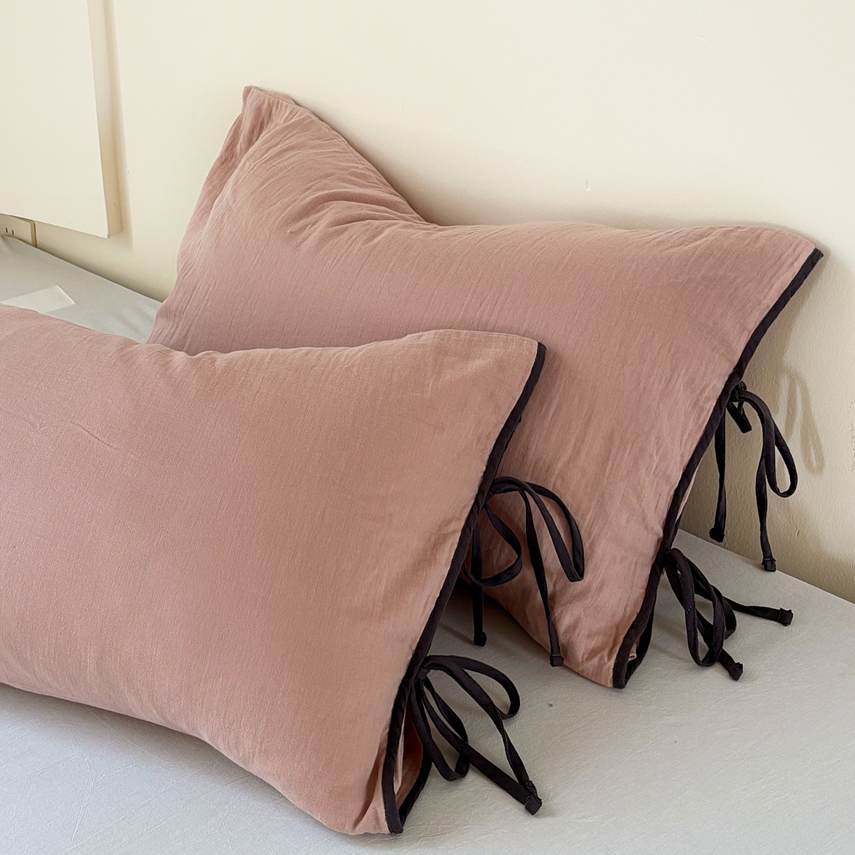 91家纺网 家纺一手货源 找家纺 （总）FORTWO家纺原创设计（FOR TWO家纺） 2025新款40支双层纱撞色包边蝴蝶结款单枕套-海盐