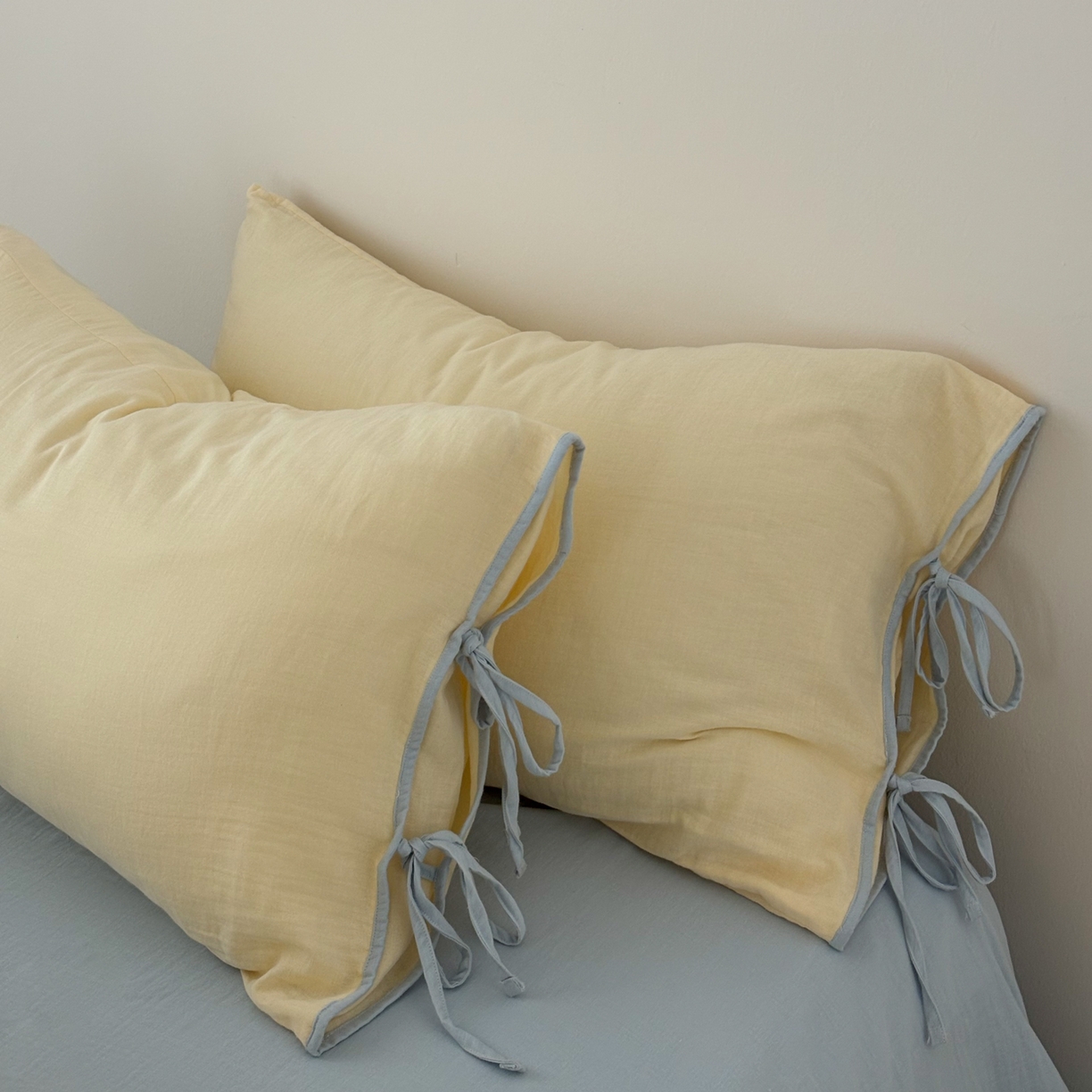 91家纺网 家纺一手货源 找家纺 （总）FORTWO家纺原创设计（FOR TWO家纺） 2025新款40支双层纱撞色包边蝴蝶结款单枕套-海盐