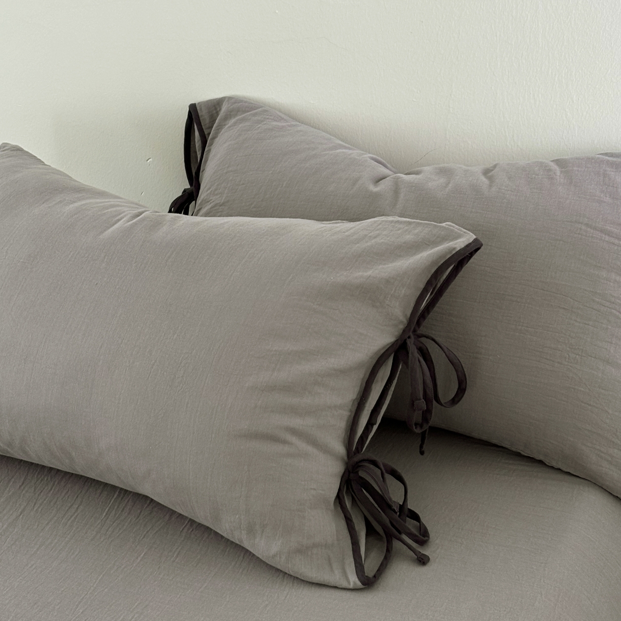 91家纺网 家纺一手货源 找家纺 （总）FORTWO家纺原创设计（FOR TWO家纺） 2025新款40支双层纱撞色包边蝴蝶结款单枕套-海盐