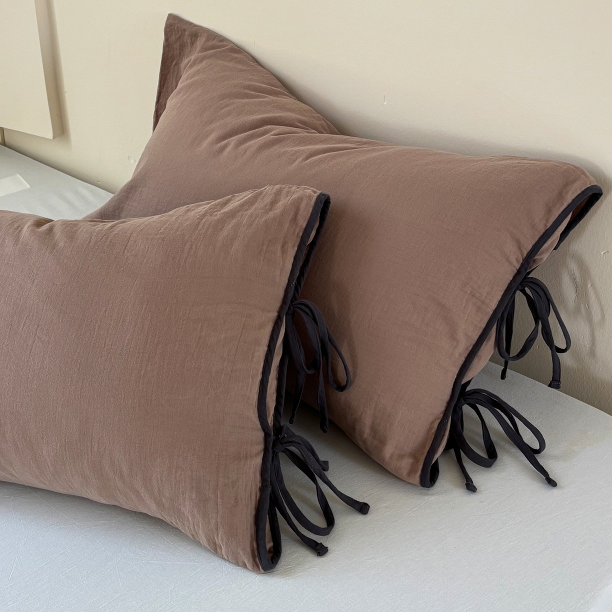 FORTWO家纺原创设计（FOR TWO家纺） 2025新款40支双层纱撞色包边蝴蝶结款单枕套-海盐 海盐-黑巧