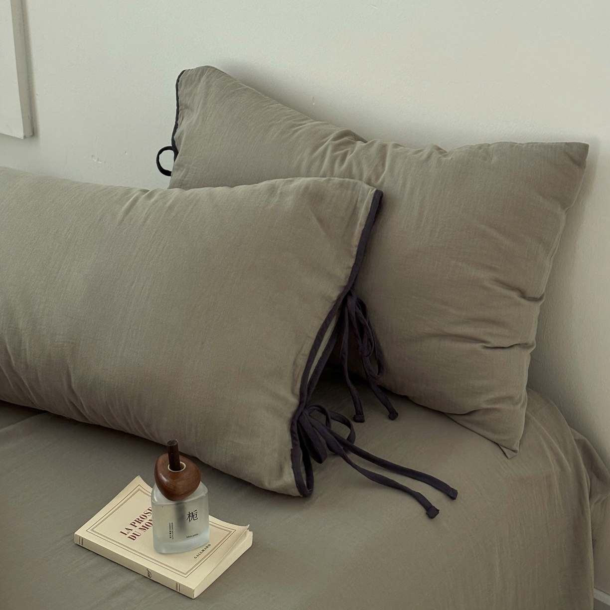 91家纺网 家纺一手货源 找家纺 （总）FORTWO家纺原创设计（FOR TWO家纺） 2025新款40支双层纱撞色包边蝴蝶结款单枕套-海盐