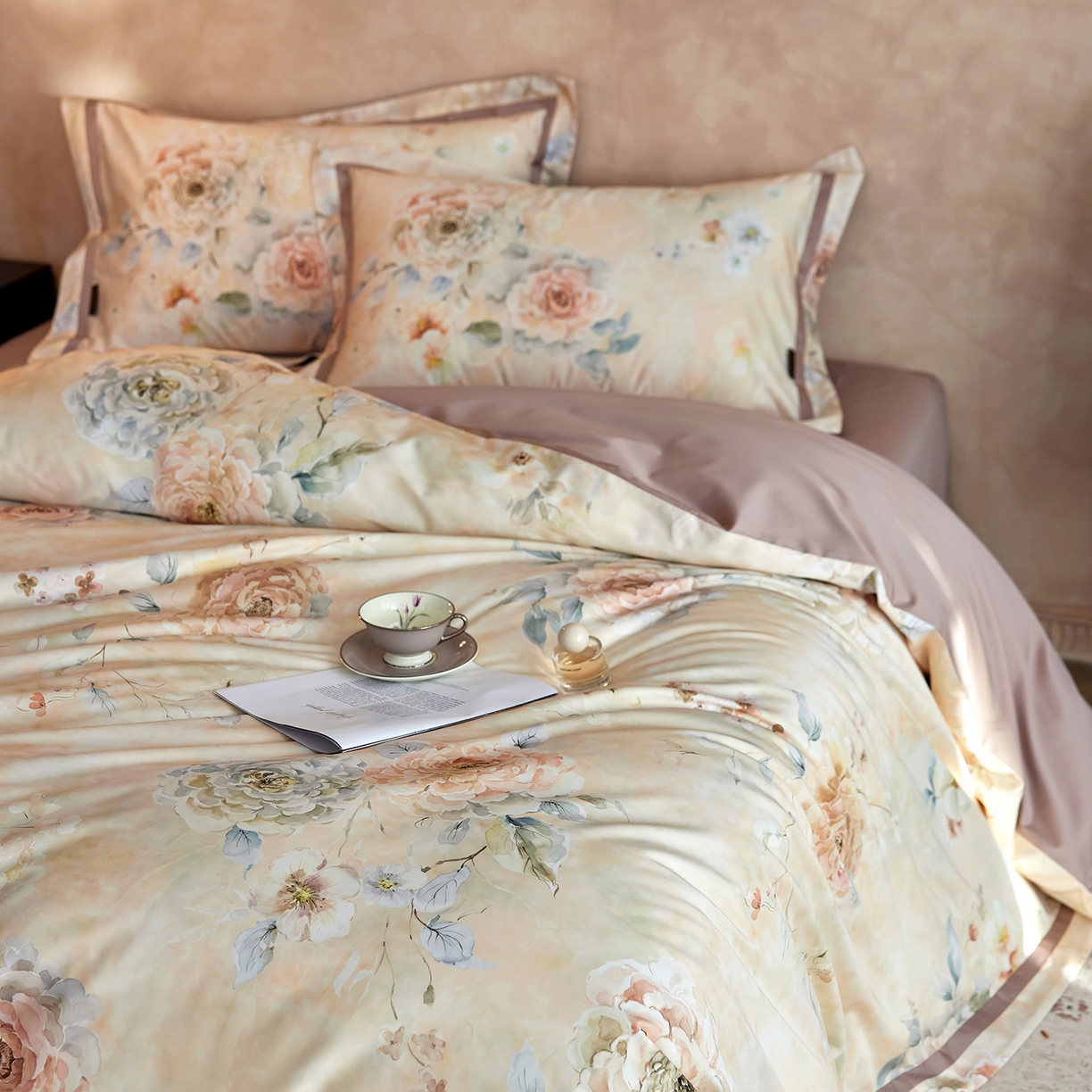 91家纺网 家纺一手货源 找家纺 轩和家居 2025新款轻奢A类70S长绒棉纯棉印花四件套-第二组 云裳