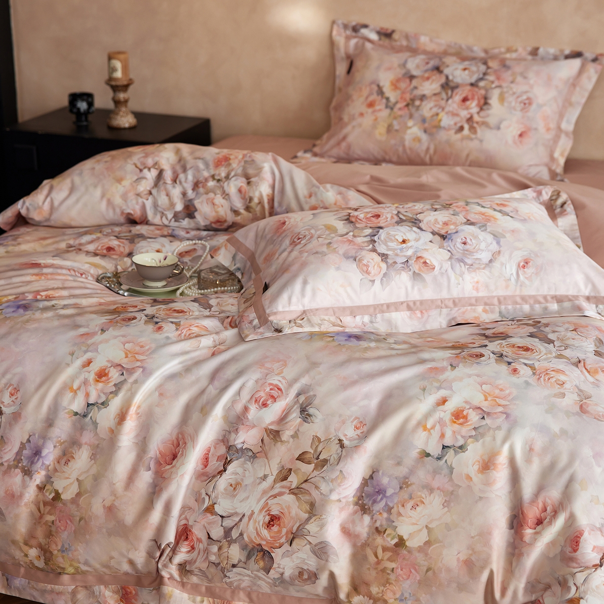 91家纺网 家纺一手货源 找家纺 轩和家居 2025新款轻奢A类70S长绒棉纯棉印花四件套-第二组 朵莹