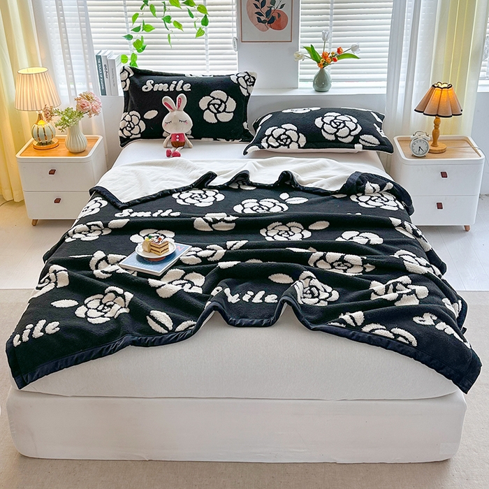 91家纺网 家纺一手货源 找家纺 悦织湾家纺 2025新款黑白阳离子云锦绒复合多功能毛毯休闲盖毯绒毯毯子跨境专供 山茶花