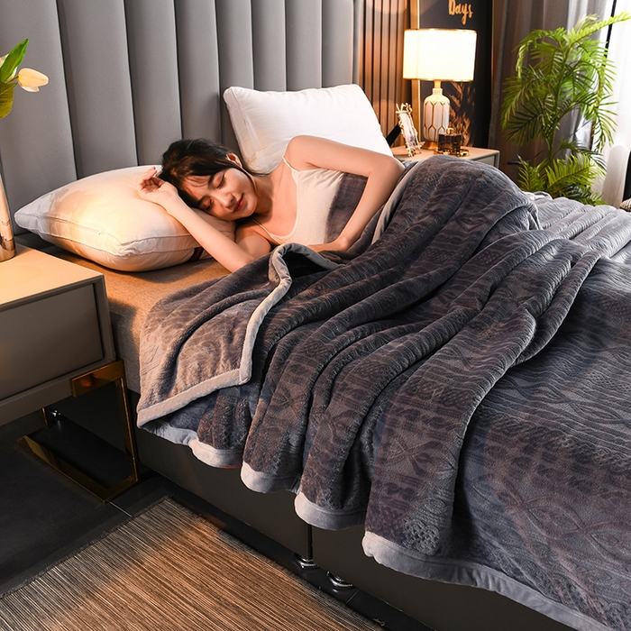 91家纺网 家纺一手货源 找家纺 小牛席业 2025新款7D雕花牛奶绒毛毯 蓝灰