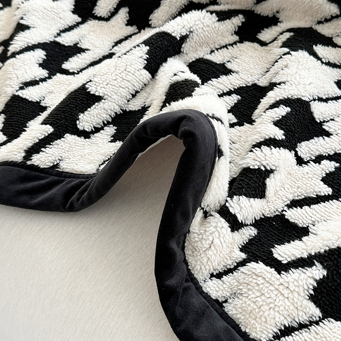 91家纺网 家纺一手货源 找家纺 悦织湾家纺 2025新款黑白阳离子云锦绒复合多功能毛毯休闲盖毯绒毯毯子跨境专供 千鸟格