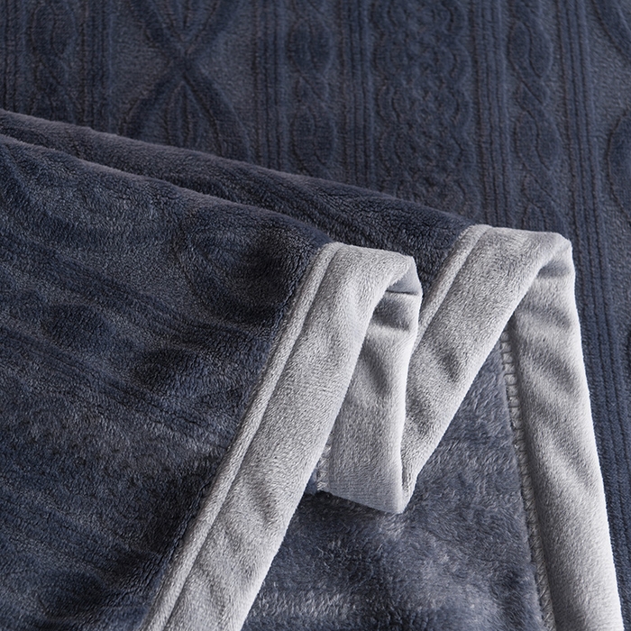91家纺网 家纺一手货源 找家纺 小牛席业 2025新款7D雕花牛奶绒毛毯 蓝灰