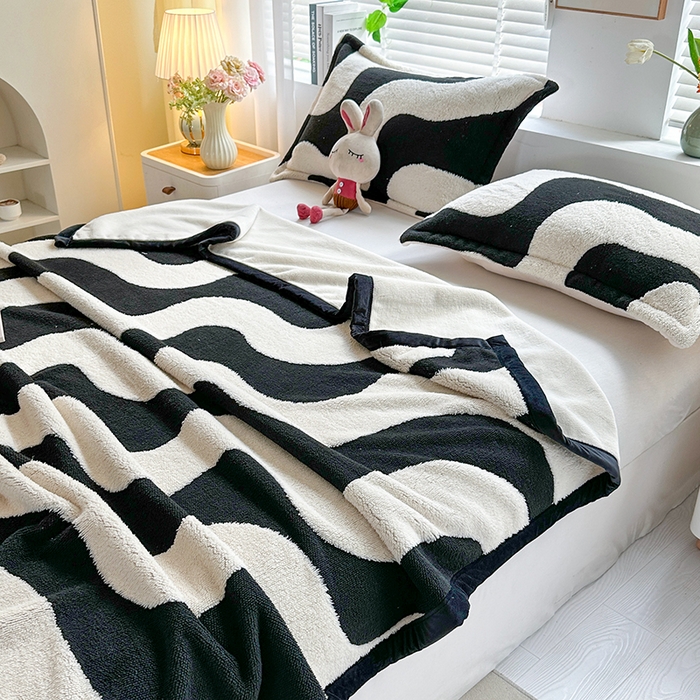 91家纺网 家纺一手货源 找家纺 悦织湾家纺 2025新款黑白阳离子云锦绒复合多功能毛毯休闲盖毯绒毯毯子跨境专供 奶牛波浪