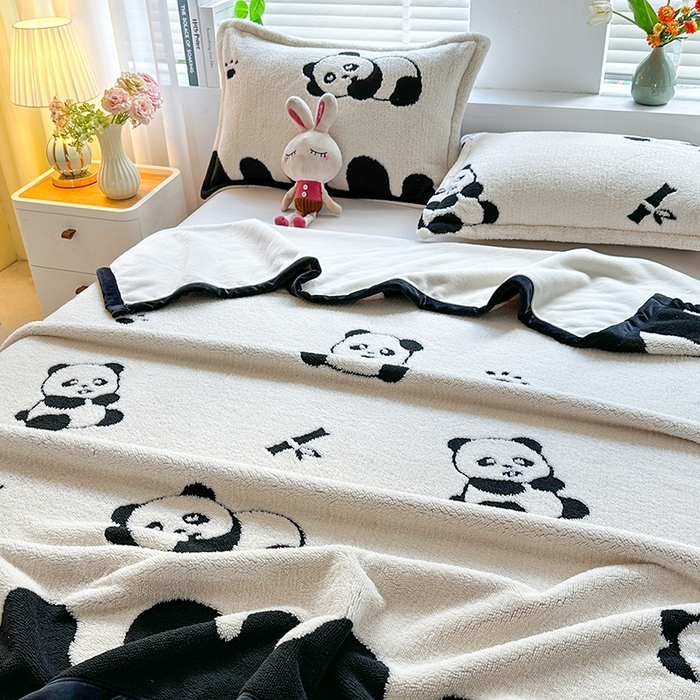 91家纺网 家纺一手货源 找家纺 悦织湾家纺 2025新款黑白阳离子云锦绒复合多功能毛毯休闲盖毯绒毯毯子跨境专供 熊猫