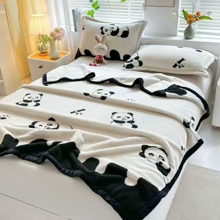 91家纺网 家纺一手货源 找家纺 悦织湾家纺 2025新款黑白阳离子云锦绒复合多功能毛毯休闲盖毯绒毯毯子跨境专供 熊猫