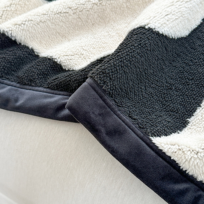 91家纺网 家纺一手货源 找家纺 悦织湾家纺 2025新款黑白阳离子云锦绒复合多功能毛毯休闲盖毯绒毯毯子跨境专供 奶牛波浪