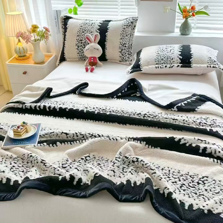 91家纺网 家纺一手货源 找家纺 悦织湾家纺 2025新款黑白阳离子云锦绒复合多功能毛毯休闲盖毯绒毯毯子跨境专供 时光条