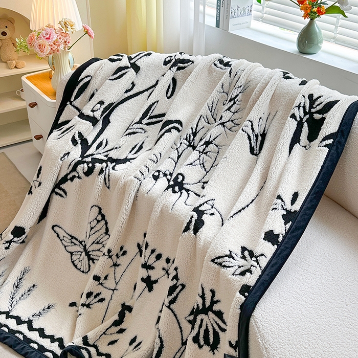 91家纺网 家纺一手货源 找家纺 悦织湾家纺 2025新款黑白阳离子云锦绒复合多功能毛毯休闲盖毯绒毯毯子跨境专供 蝴蝶树