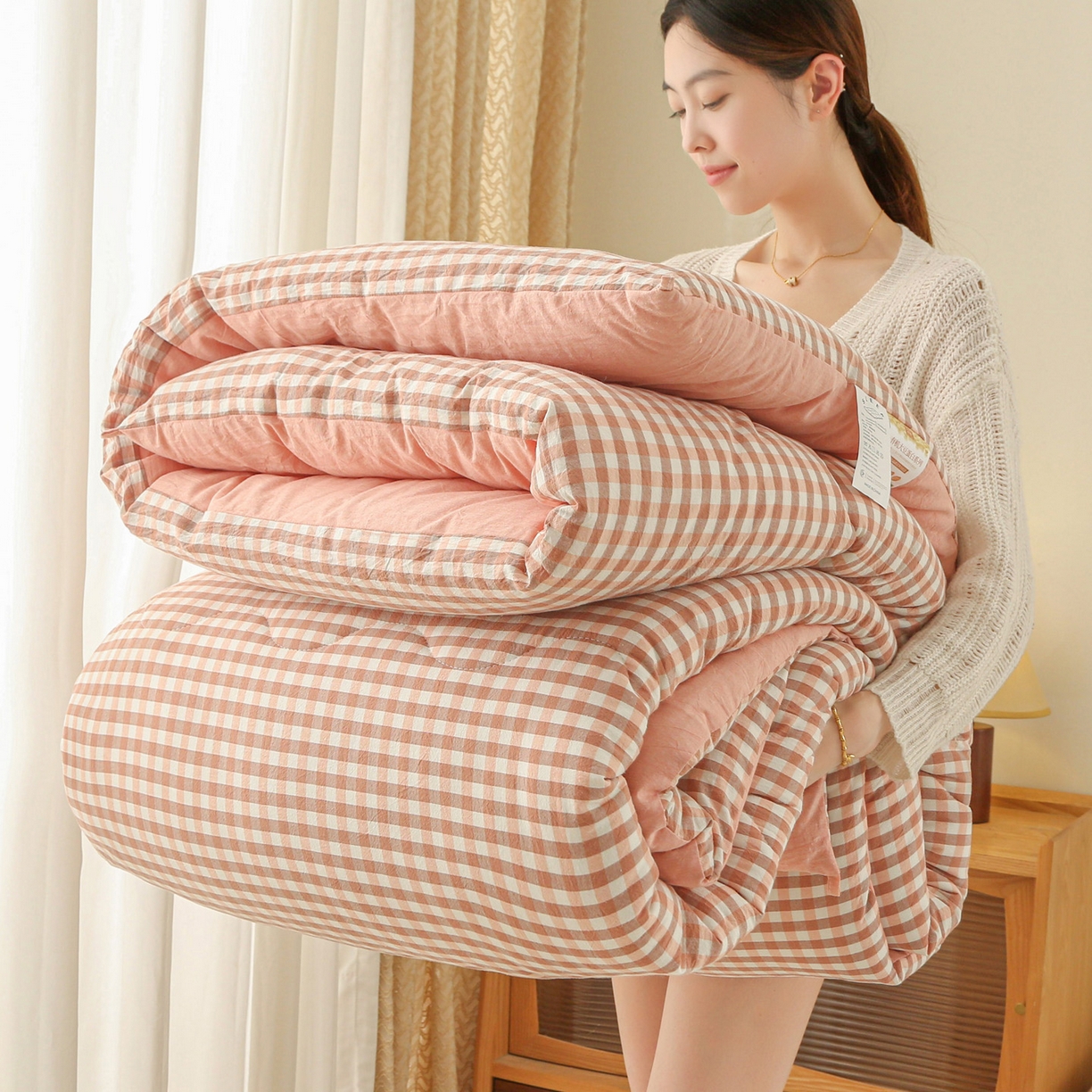 91家纺网 家纺一手货源 找家纺 牛魔王家居 2025新款水洗棉格子冬被春秋被纤维被被子 粉小格