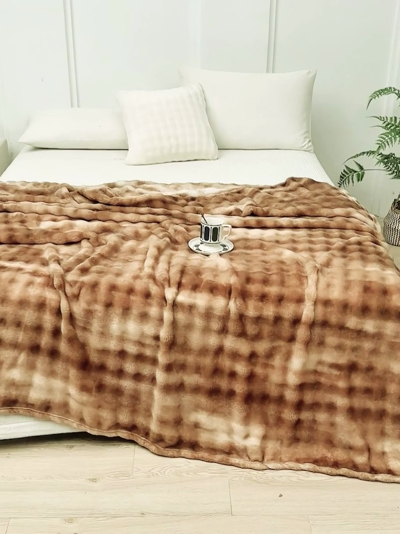 91家纺网 家纺一手货源 找家纺 肖恩毯业 2025新款托斯卡纳兔毛绒炫彩毛毯泡泡绒牛奶绒毯沙发盖毯跨境专供外贸出口可定制尺寸量大可谈 炫彩深咖