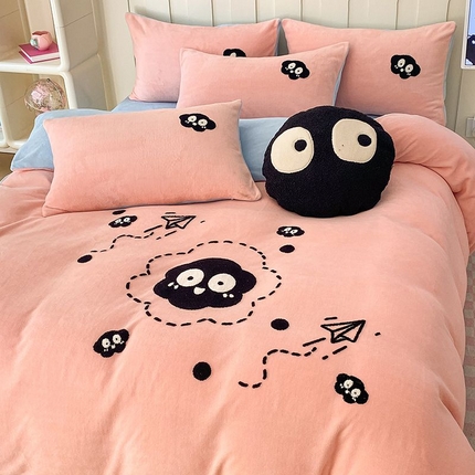 91家纺网 家纺一手货源 找家纺 （总）N先生+V 13814689556 发大图/买家秀 2025秋冬新款小清新牛奶绒毛巾绣四件套-小煤球