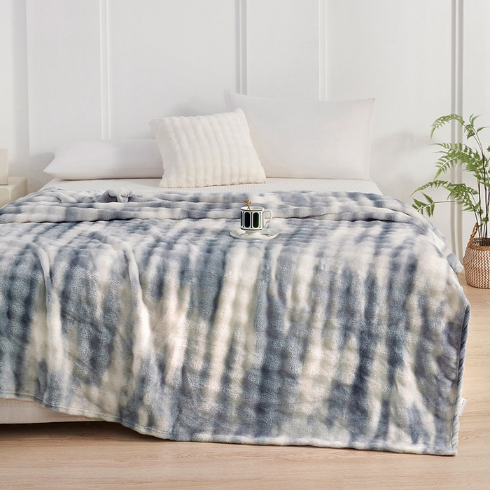 91家纺网 家纺一手货源 找家纺 肖恩毯业 2025新款托斯卡纳兔毛绒炫彩毛毯泡泡绒牛奶绒毯沙发盖毯跨境专供外贸出口可定制尺寸量大可谈 炫彩浅蓝