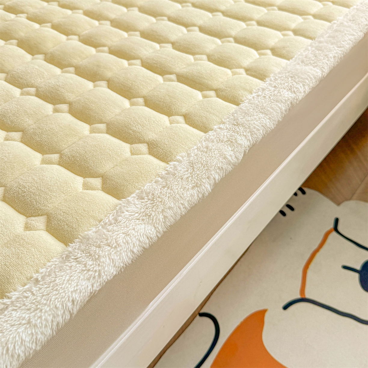 91家纺网 家纺一手货源 找家纺 雯豆家纺 雯豆2025冬季新品牛奶绒床垫床护垫学生上下铺床褥子纯色绒垫子牛奶绒床褥-点黄