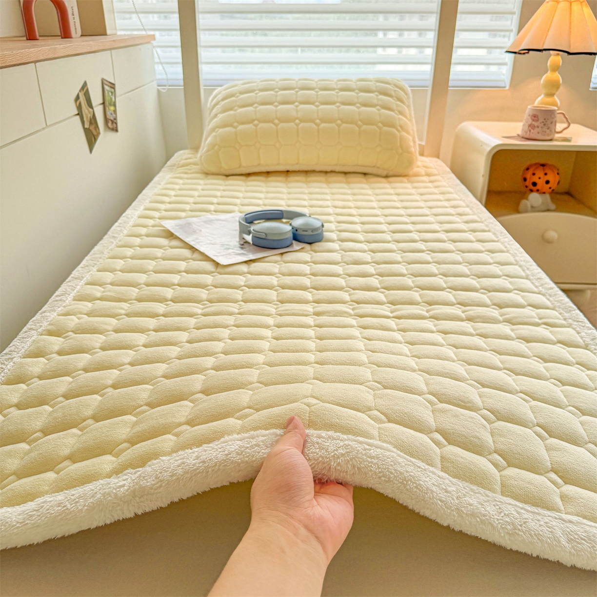 91家纺网 家纺一手货源 找家纺 雯豆家纺 雯豆2025冬季新品牛奶绒床垫床护垫学生上下铺床褥子纯色绒垫子牛奶绒床褥-点黄