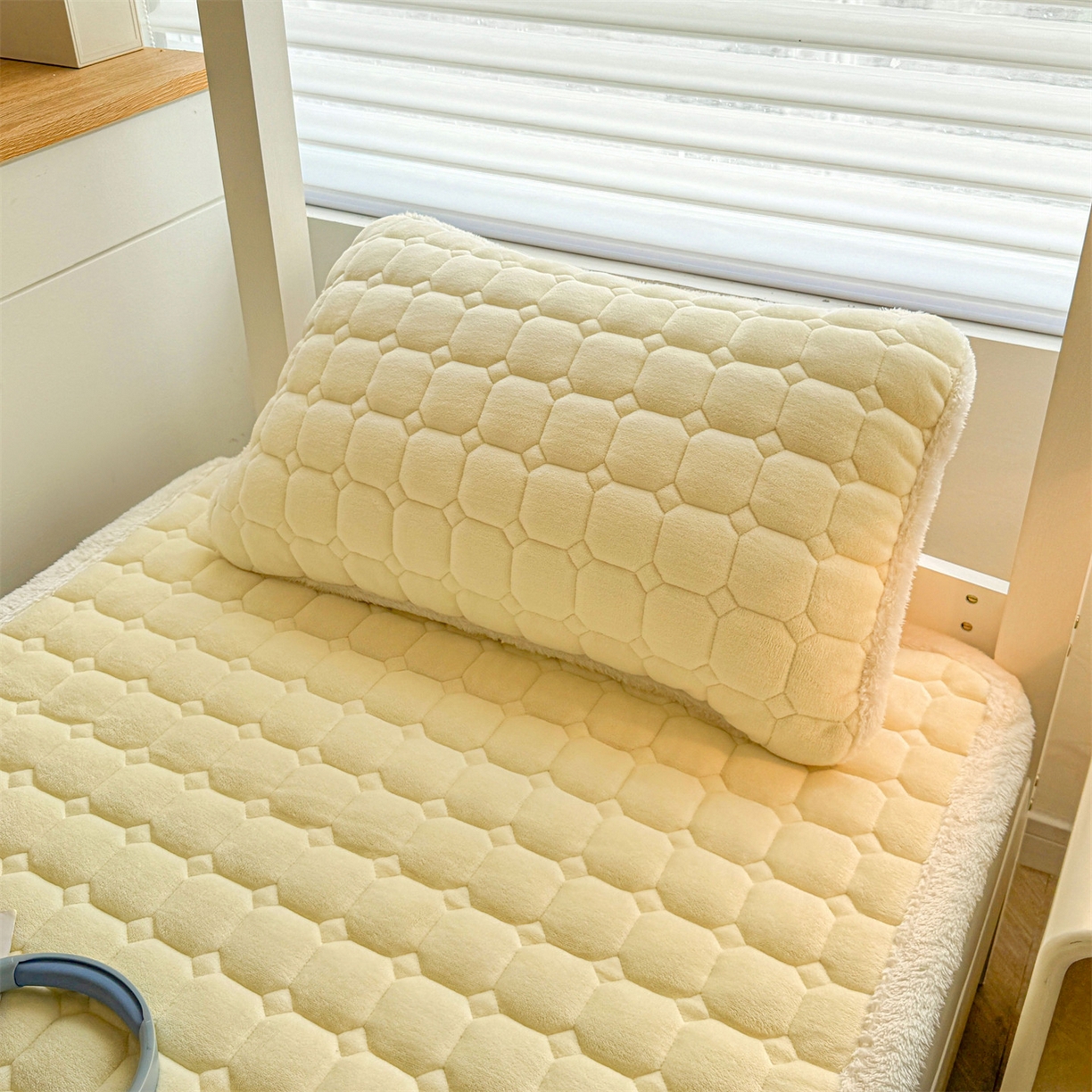 91家纺网 家纺一手货源 找家纺 雯豆家纺 雯豆2025冬季新品牛奶绒床垫床护垫学生上下铺床褥子纯色绒垫子牛奶绒床褥-点黄