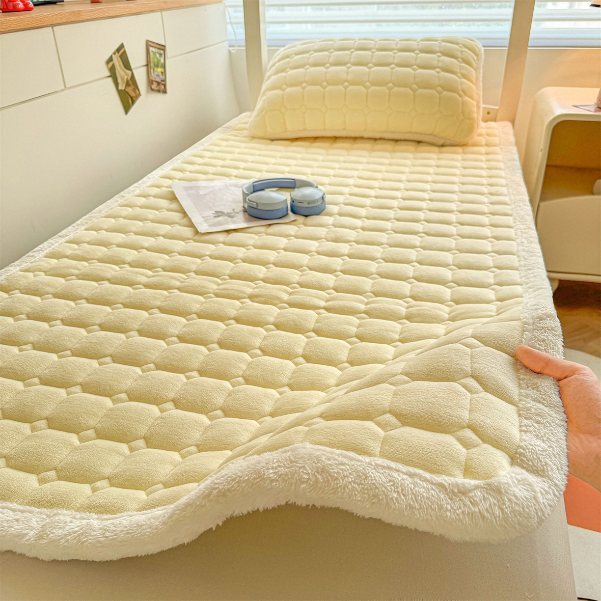 91家纺网 家纺一手货源 找家纺 雯豆家纺 雯豆2025冬季新品牛奶绒床垫床护垫学生上下铺床褥子纯色绒垫子牛奶绒床褥-点黄