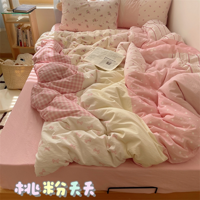 91家纺网 家纺一手货源 找家纺 轻奢坊 2025新款原创少女心拼布风数码印花水洗棉四件套 粉桃夭夭