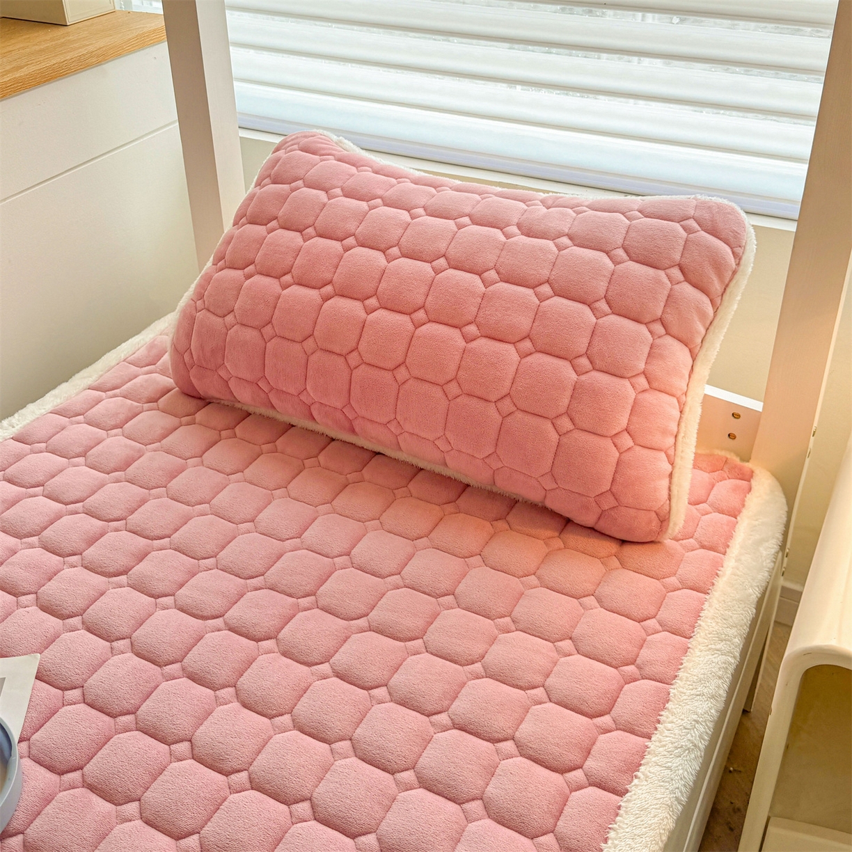 91家纺网 家纺一手货源 找家纺 雯豆家纺 雯豆2025冬季新品牛奶绒床垫床护垫学生上下铺床褥子纯色绒垫子牛奶绒床褥-格调粉